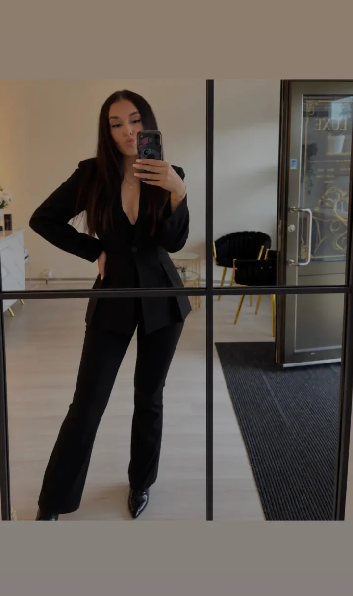 Melisa i salongen DeluxeBeauty i Fagersta