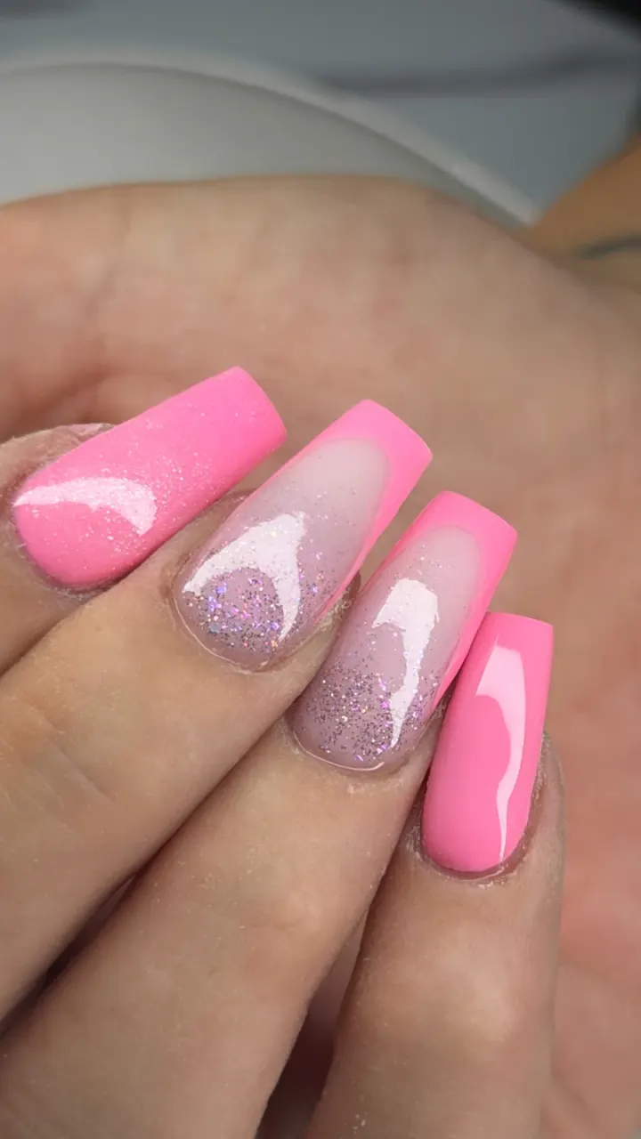 Rosa naglar med glitter